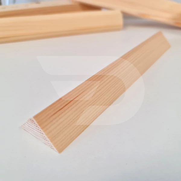 25x25x2000 Barkácsléc csomómentes (háromszög)
